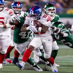 Tyrone Tracy heads back to locker room in potential Giants injury scare