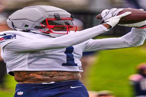 A.J. Brown dislocates thumb at Patriots training camp — but is completely unfazed