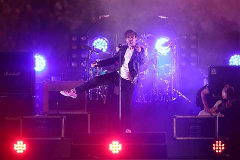 Grinspoon Singer Phil Jamieson Cancels Solo Tour After Fracturing His Back On Stage: ‘No One Is..