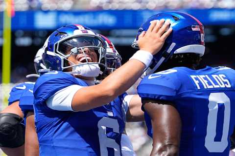 Jaxson Dart goes to medical tent after brutal hit — returns to throw beautiful Giants touchdown