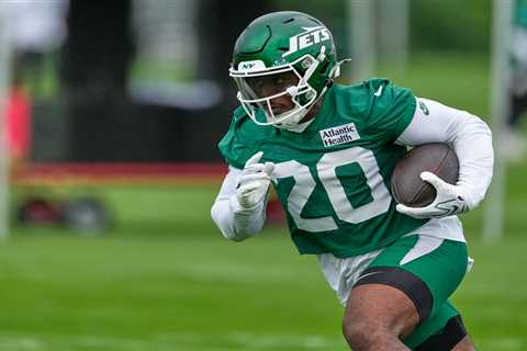 Breece Hall hobbles off field in worrying Jets training camp injury