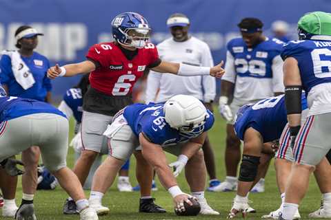 Chauncey Golston stealing first-team camp reps in new Giants role