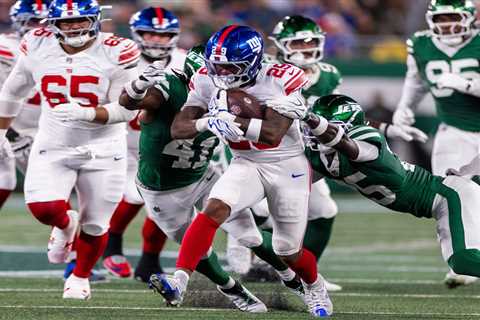 Tyrone Tracy heads back to locker room in potential Giants injury scare