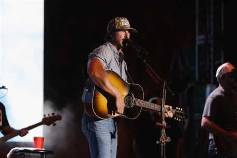 Country Splash Cabo Fest With Riley Green, Jon Pardi and More Combines Song, Sand & Surf: 7..