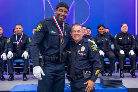 Former Knicks star Amar’e Stoudemire graduates Florida police academy, becomes officer